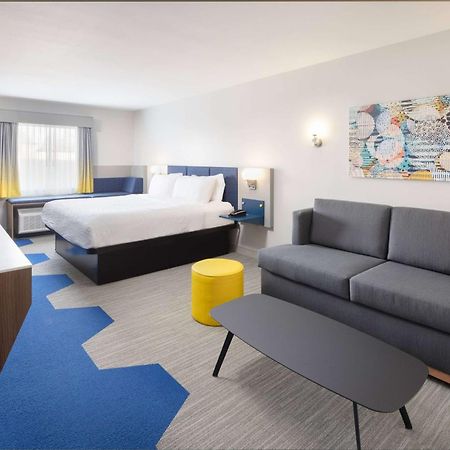 Microtel Inn & Suites By Wyndham Macedon Exteriér fotografie