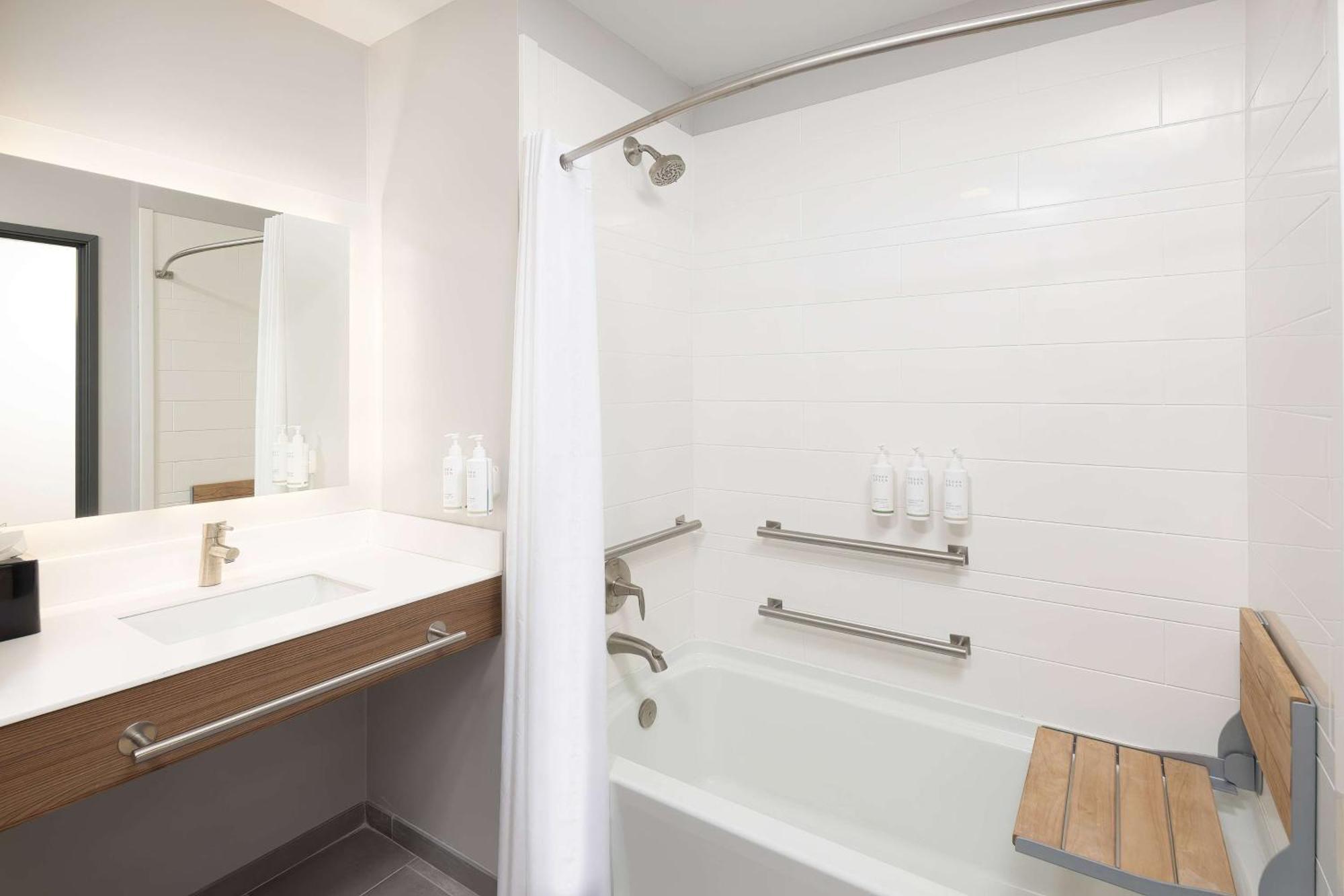 Microtel Inn & Suites By Wyndham Macedon Exteriér fotografie